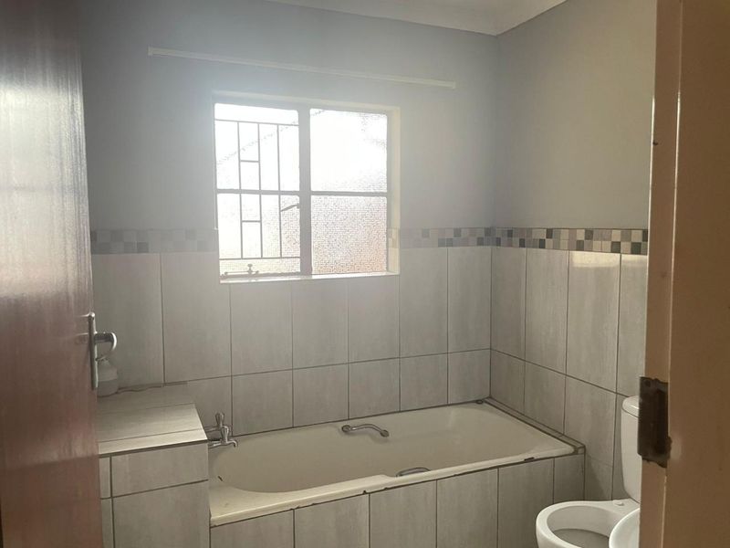 3 bedroom 2 bathroom with ensuite double garage house for rent in the orchards akasia - Photo 10