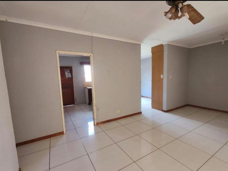 3 bedroom 2 bathroom with ensuite double garage house for rent in the orchards akasia - Photo 4