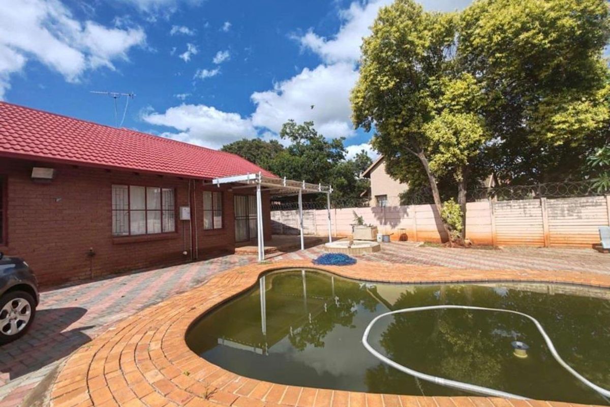 3 bedroom 2 bathroom with ensuite double garage house for rent in the orchards akasia - Photo 3