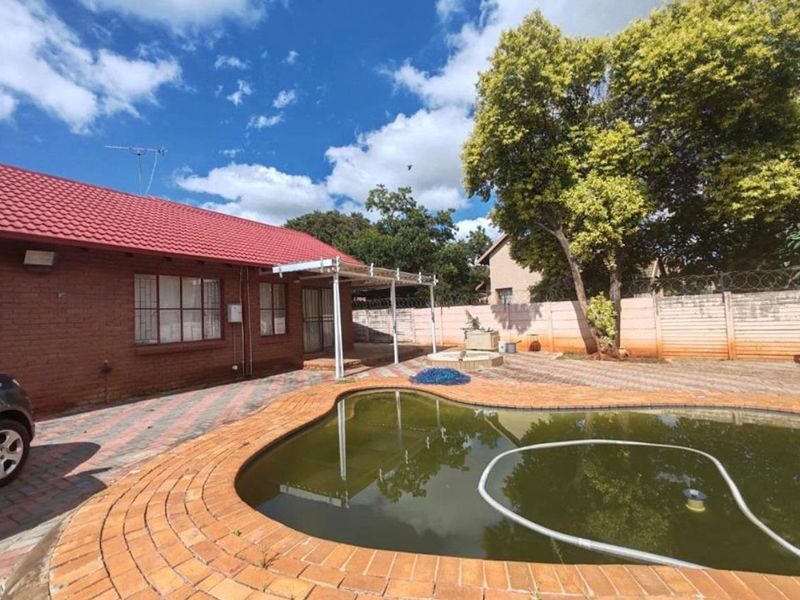 3 bedroom 2 bathroom with ensuite double garage house for rent in the orchards akasia - Photo 3