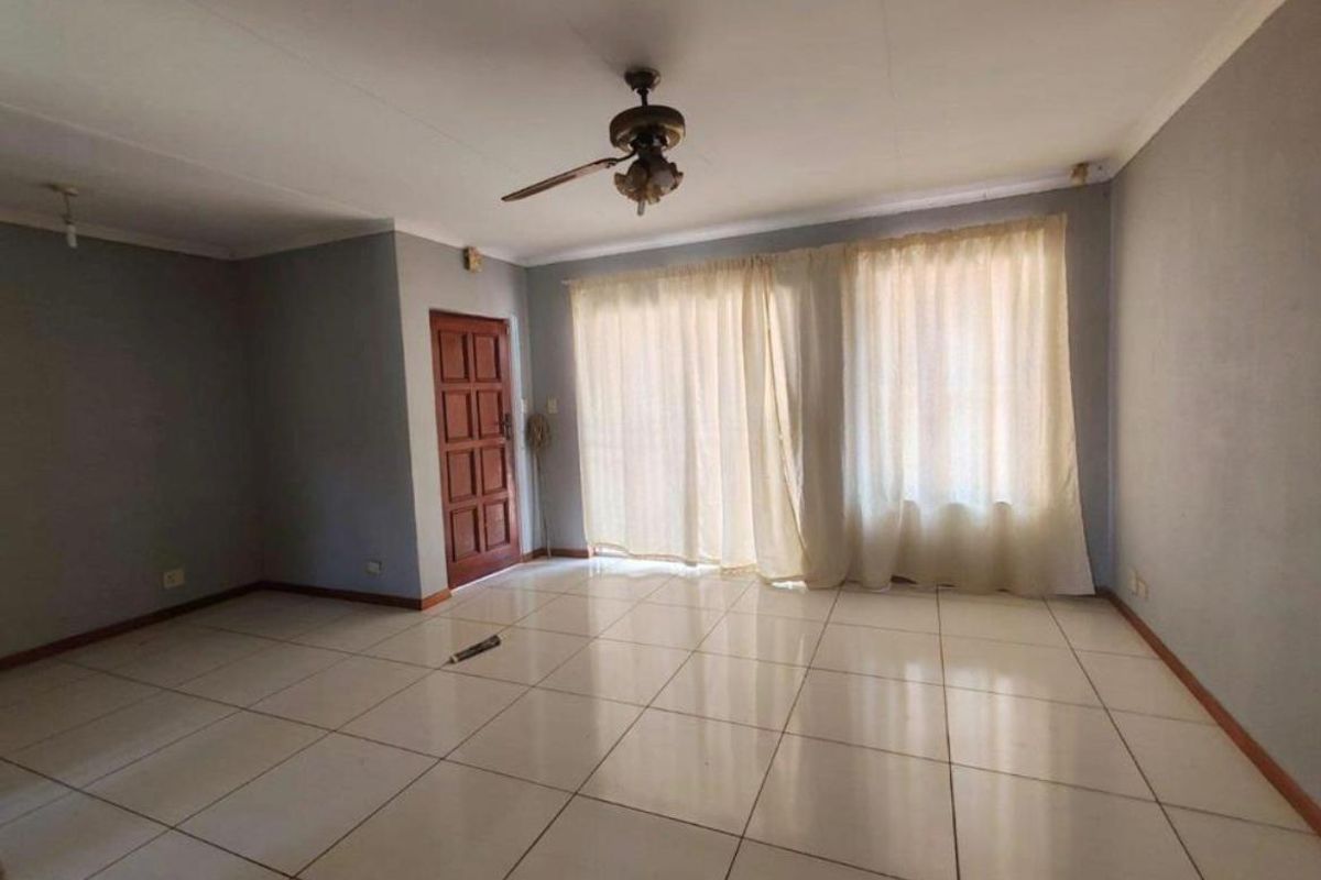 3 bedroom 2 bathroom with ensuite double garage house for rent in the orchards akasia - Photo 5
