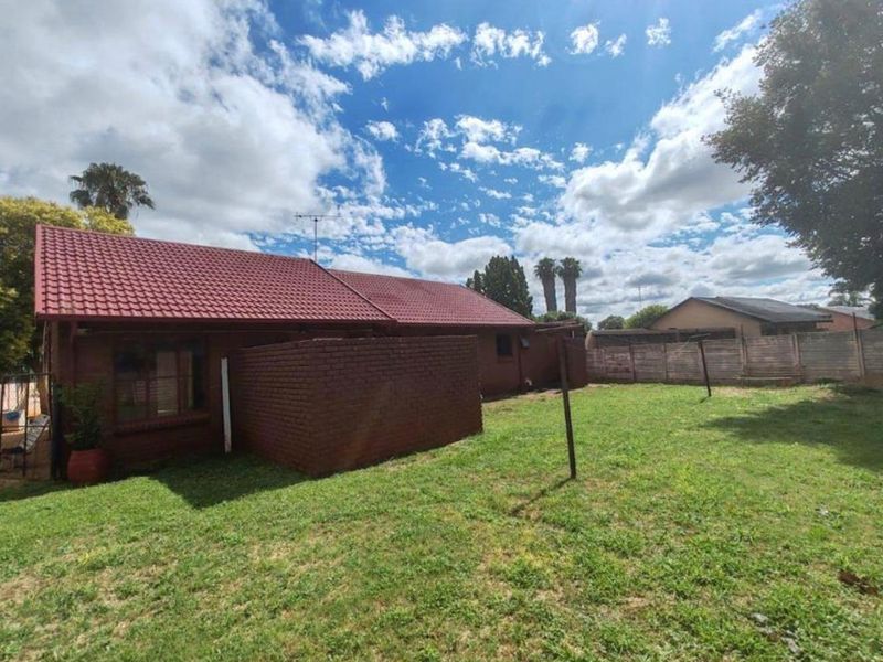 3 bedroom 2 bathroom with ensuite double garage house for rent in the orchards akasia - Photo 2
