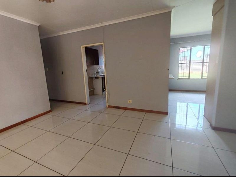 3 bedroom 2 bathroom with ensuite double garage house for rent in the orchards akasia - Photo 6