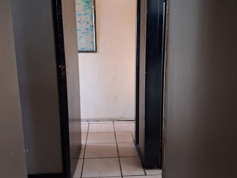 2 bedroom flat for sale in koopkrag gebou pretoria central - Photo 4