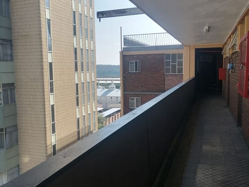 2 bedroom flat for sale in koopkrag gebou pretoria central - Photo 2