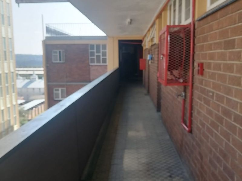 2 bedroom flat for sale in koopkrag gebou pretoria central - Photo 1