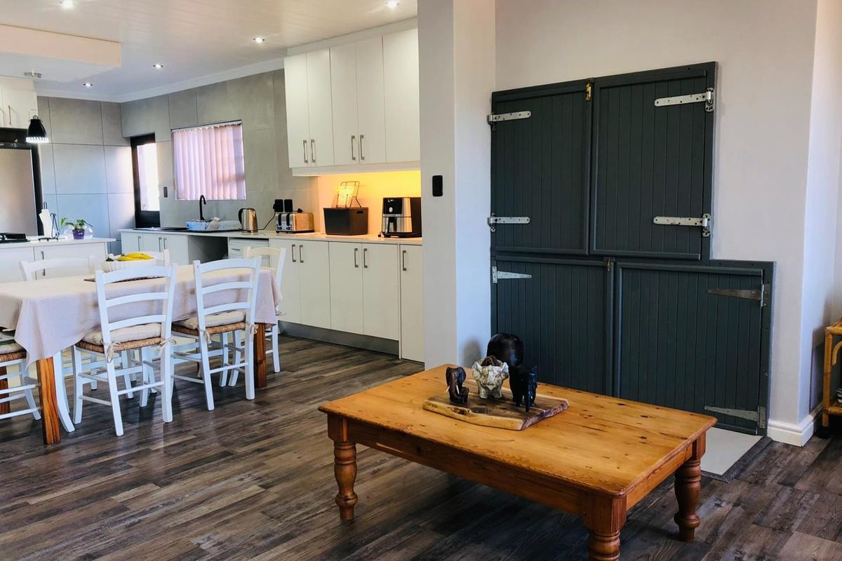 For Sale: An Impressive Family Home with Endless Possibilities - Photo 5