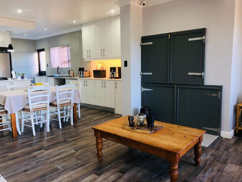For Sale: An Impressive Family Home with Endless Possibilities - Photo 5