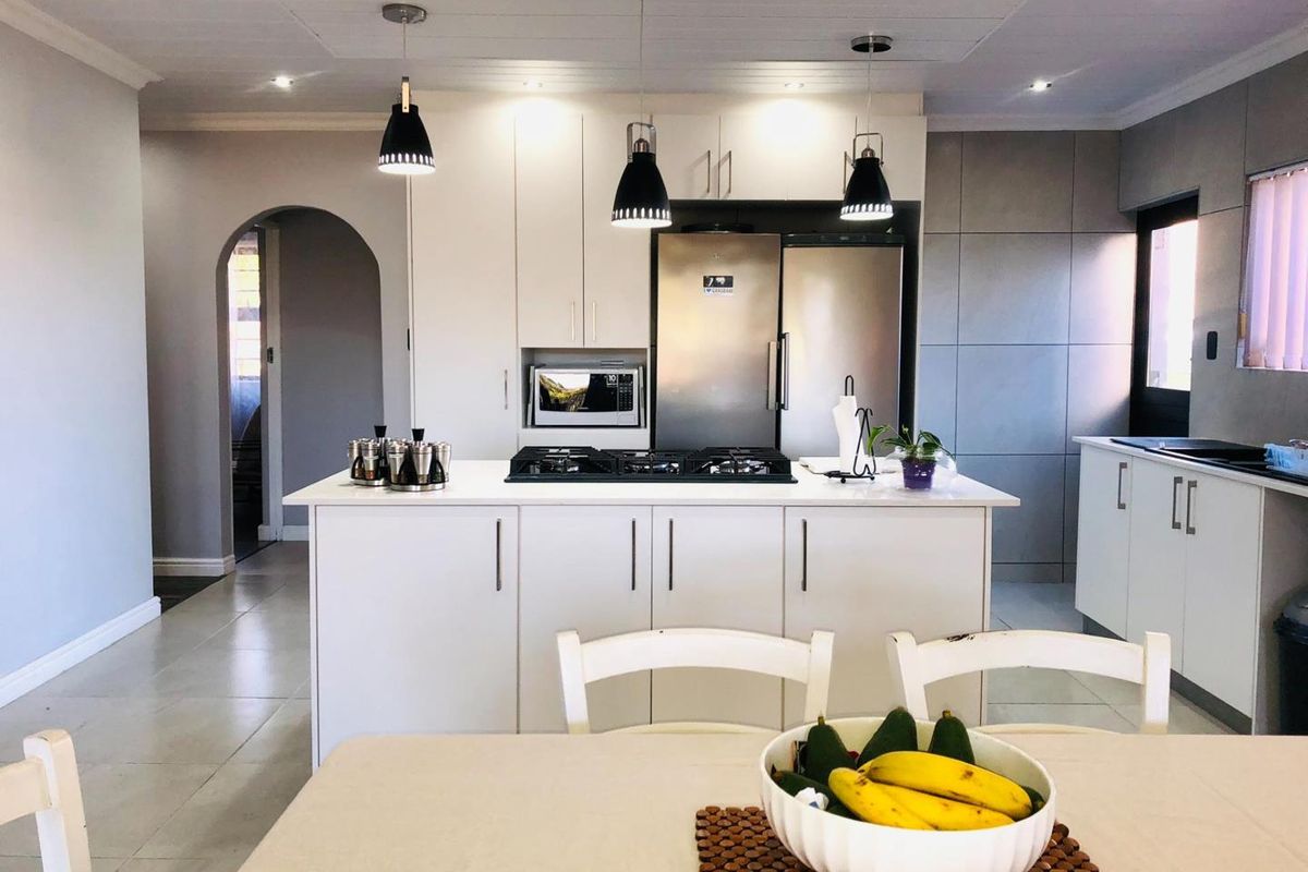 For Sale: An Impressive Family Home with Endless Possibilities - Photo 3