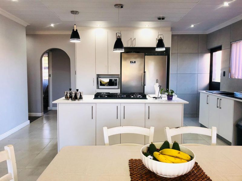 For Sale: An Impressive Family Home with Endless Possibilities - Photo 3