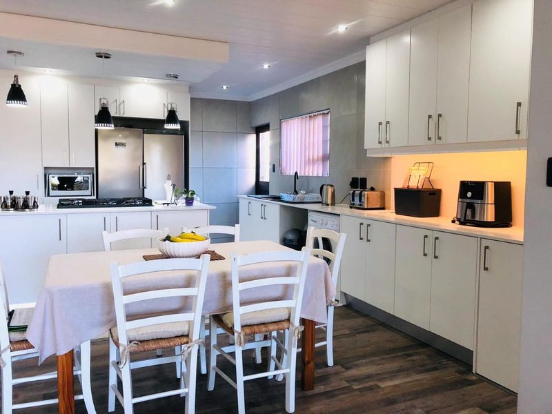 For Sale: An Impressive Family Home with Endless Possibilities - Photo 6