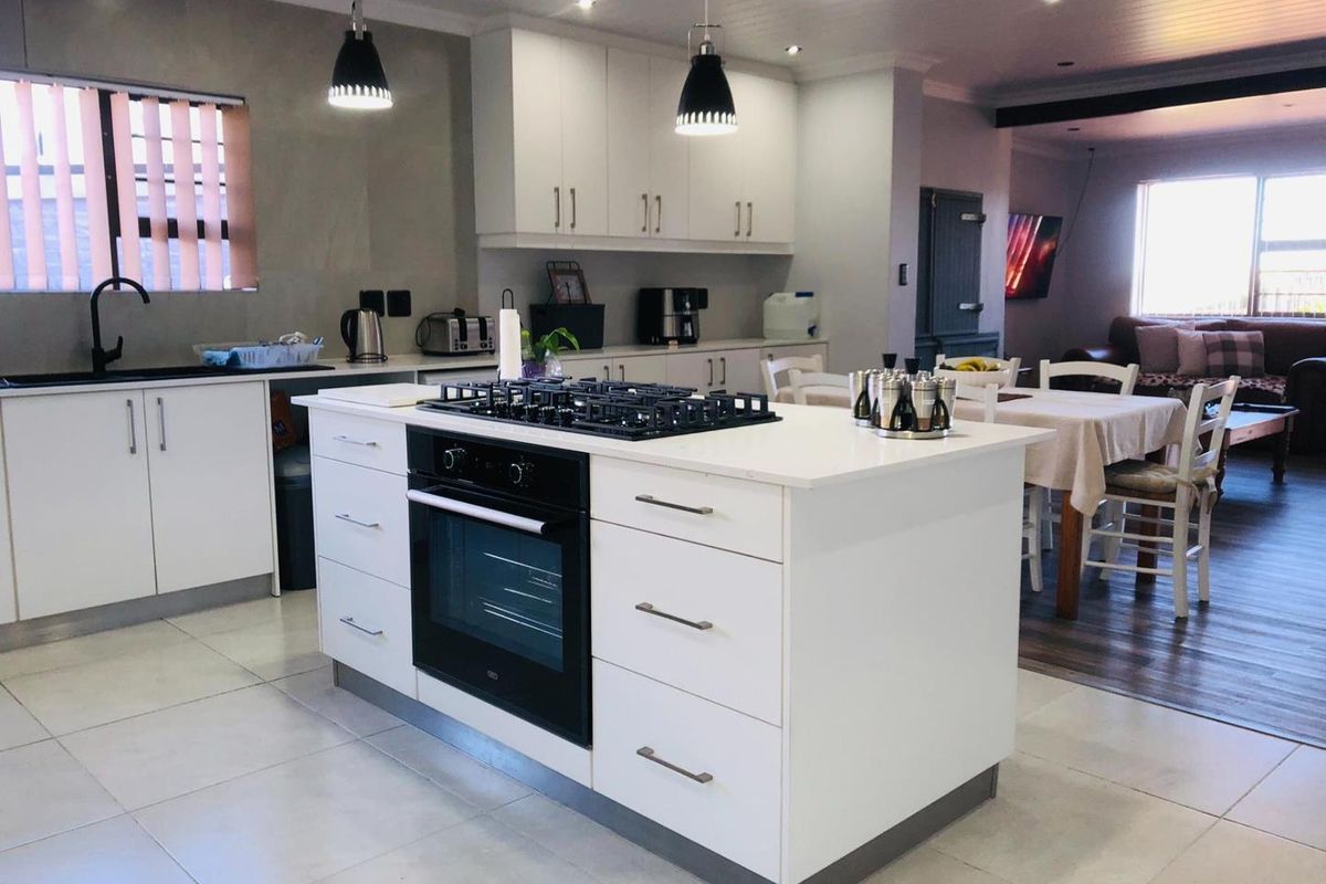 For Sale: An Impressive Family Home with Endless Possibilities - Photo 2