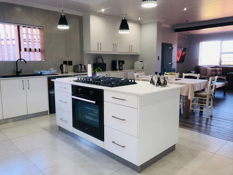 For Sale: An Impressive Family Home with Endless Possibilities - Photo 2
