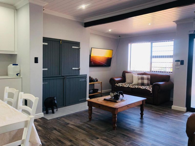 For Sale: An Impressive Family Home with Endless Possibilities - Photo 4