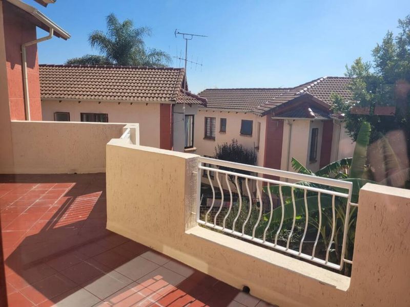 2 Bedroom Apartment / Flat for Sale in North Riding - Photo 5