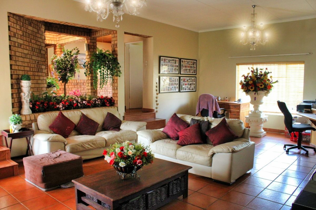 Elegant Space, Effortless Living, with Exceptional Potential in Moreleta Park - Photo 5