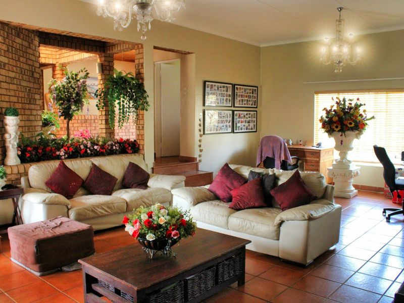 Elegant Space, Effortless Living, with Exceptional Potential in Moreleta Park - Photo 5