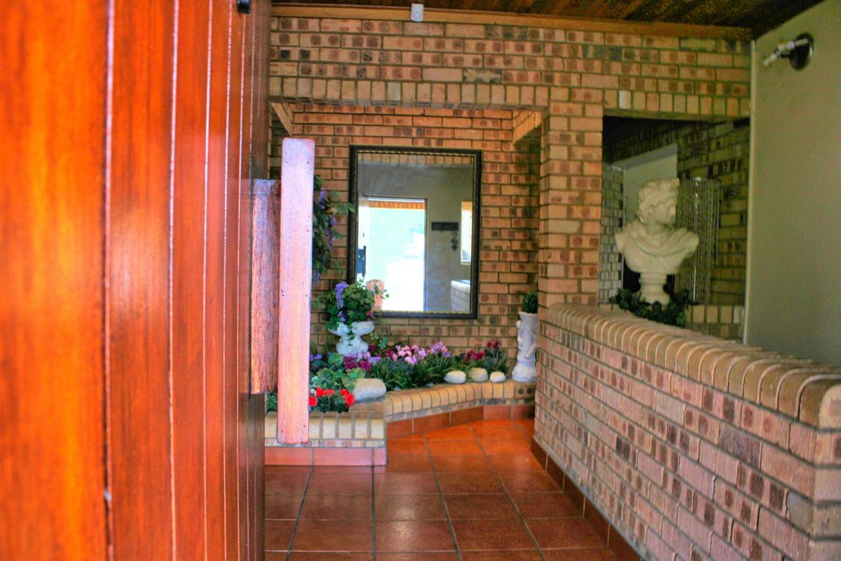 Elegant Space, Effortless Living, with Exceptional Potential in Moreleta Park - Photo 2