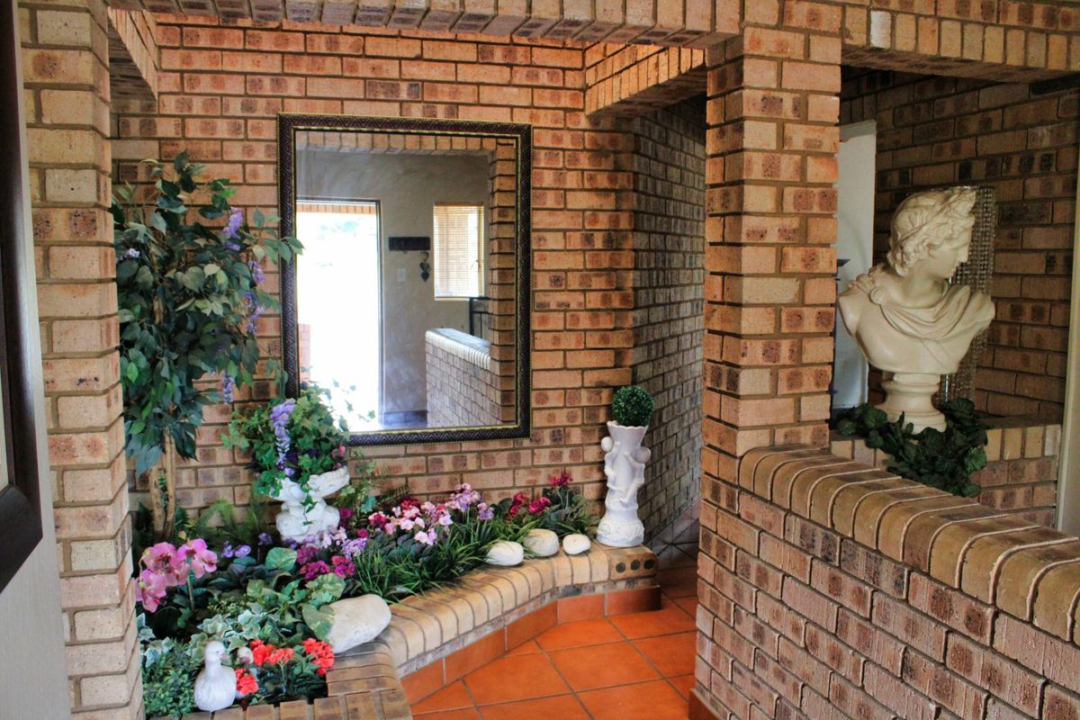 Elegant Space, Effortless Living, with Exceptional Potential in Moreleta Park - Photo 4