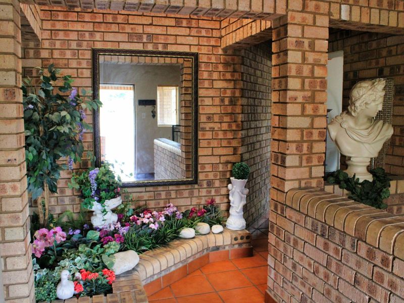 Elegant Space, Effortless Living, with Exceptional Potential in Moreleta Park - Photo 4