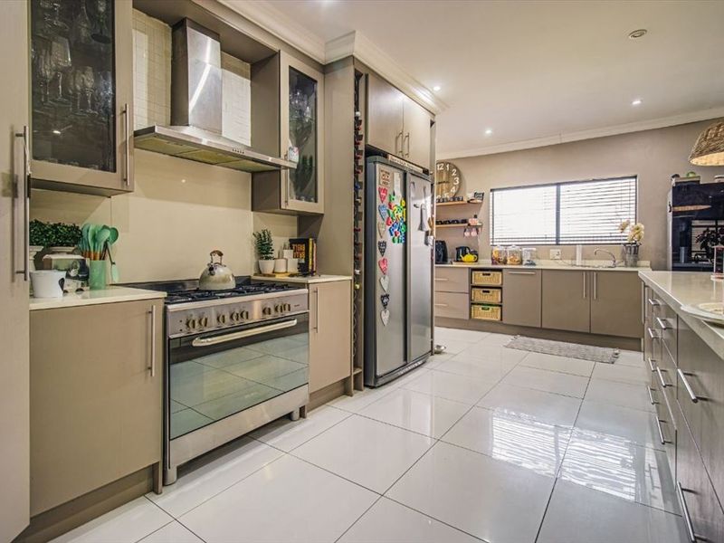 Spacious Family Haven With Outstanding Entertainment Features - Photo 1