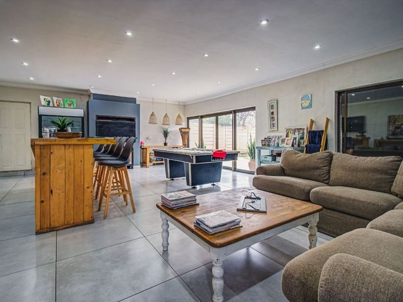Spacious Family Haven With Outstanding Entertainment Features - Photo 2