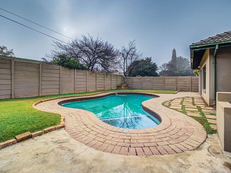 Spacious Family Haven With Outstanding Entertainment Features - Photo 3