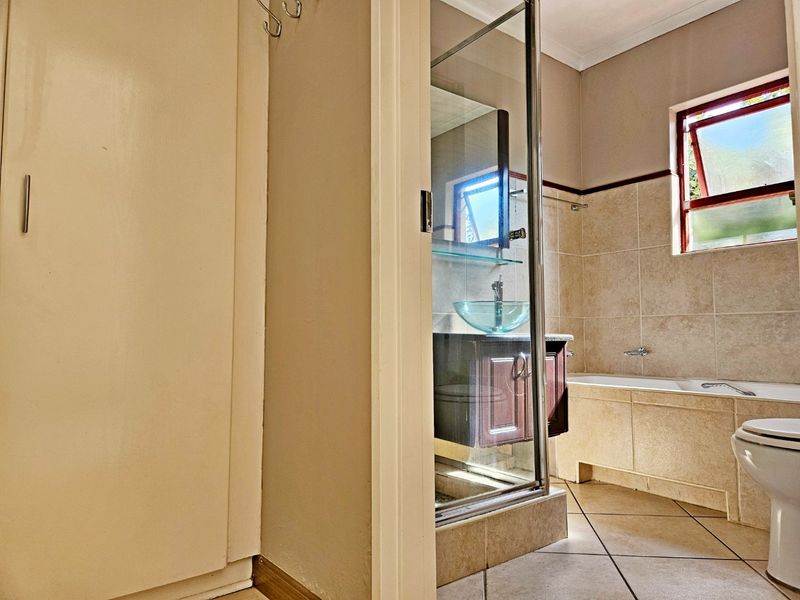 Upmarket 3-Bedroom Townhouse for Sale in Bryanston, Sandton - Photo 8