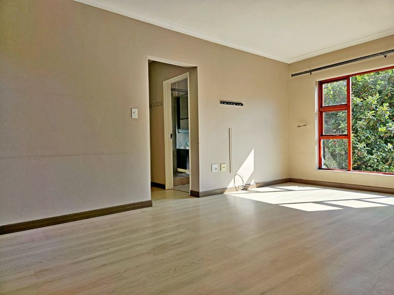 Upmarket 3-Bedroom Townhouse for Sale in Bryanston, Sandton - Photo 6