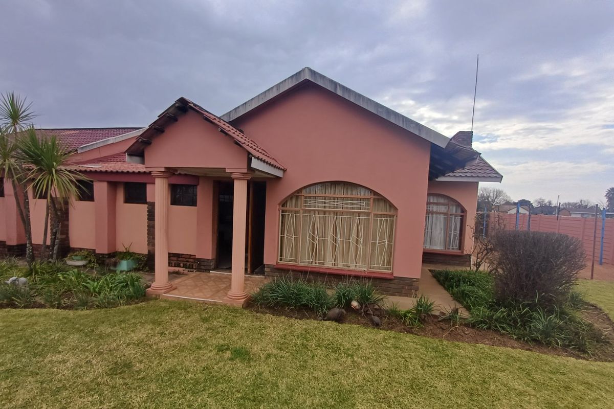 4 Bedroom House for Sale in Meiringspark - Photo 4