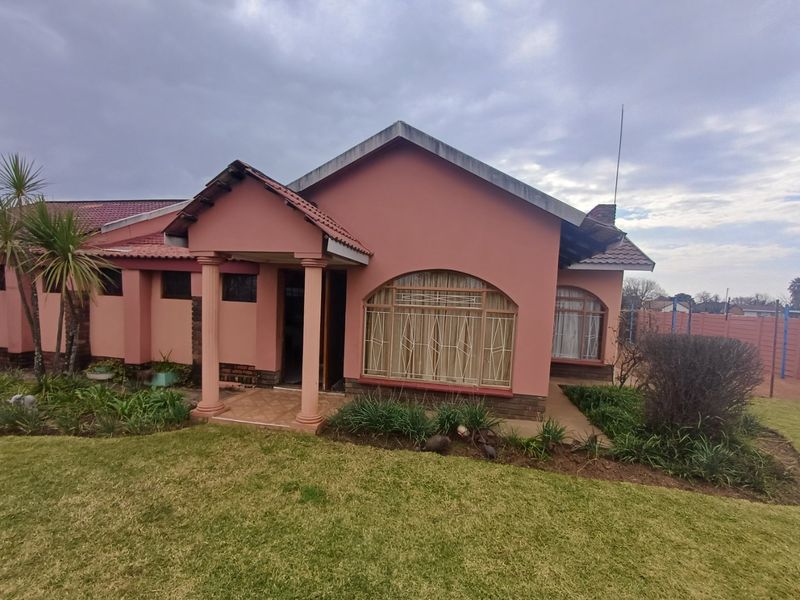 4 Bedroom House for Sale in Meiringspark - Photo 4