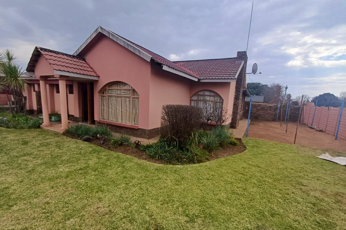 4 Bedroom House for Sale in Meiringspark - Photo 5