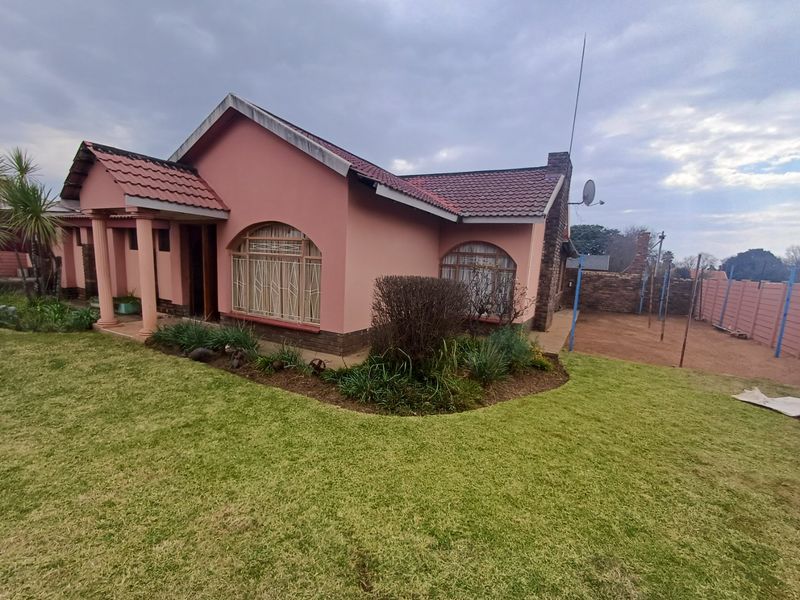 4 Bedroom House for Sale in Meiringspark - Photo 5