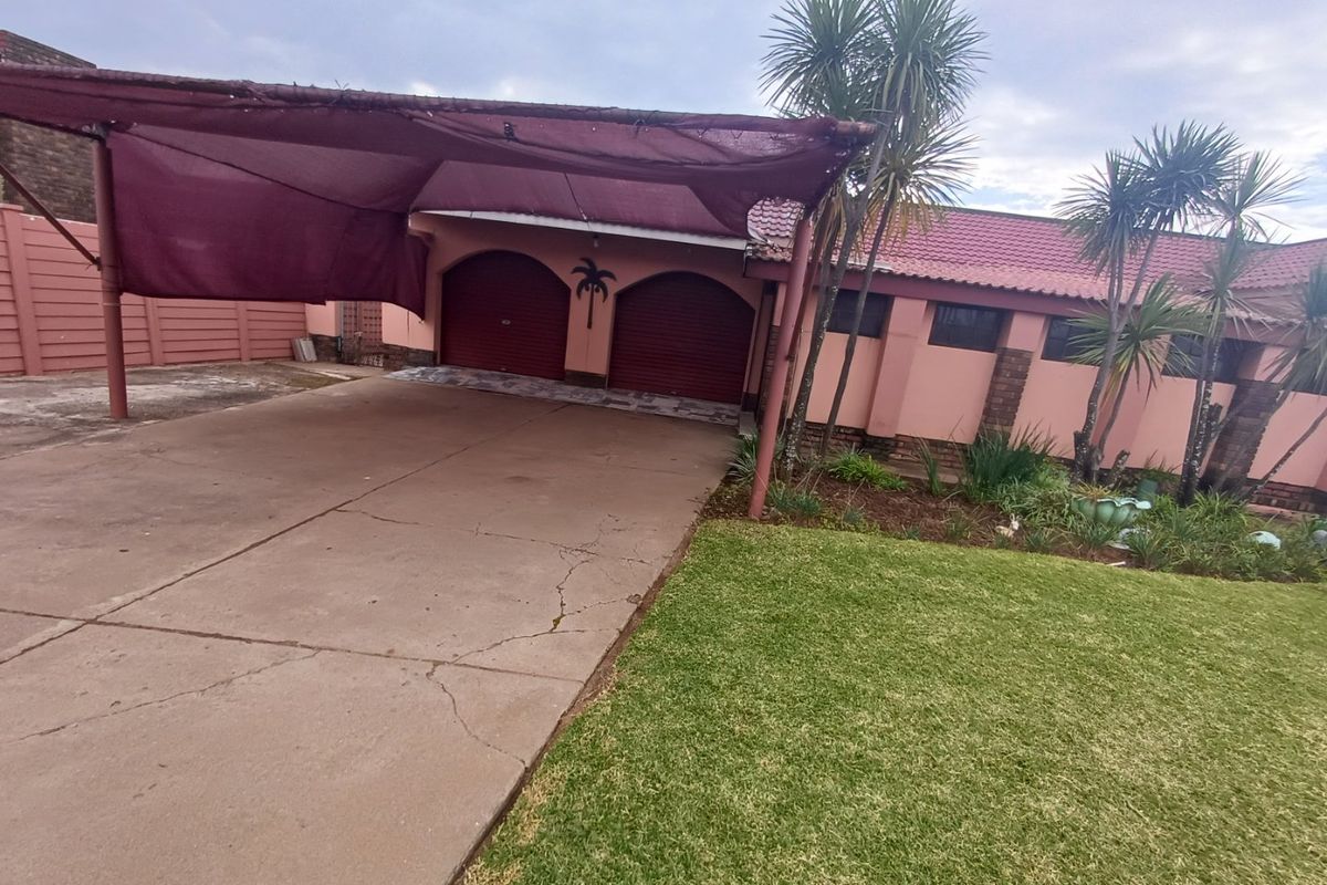 4 Bedroom House for Sale in Meiringspark - Photo 3