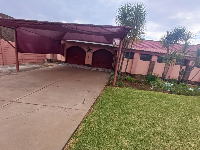 4 Bedroom House for Sale in Meiringspark - Photo 3