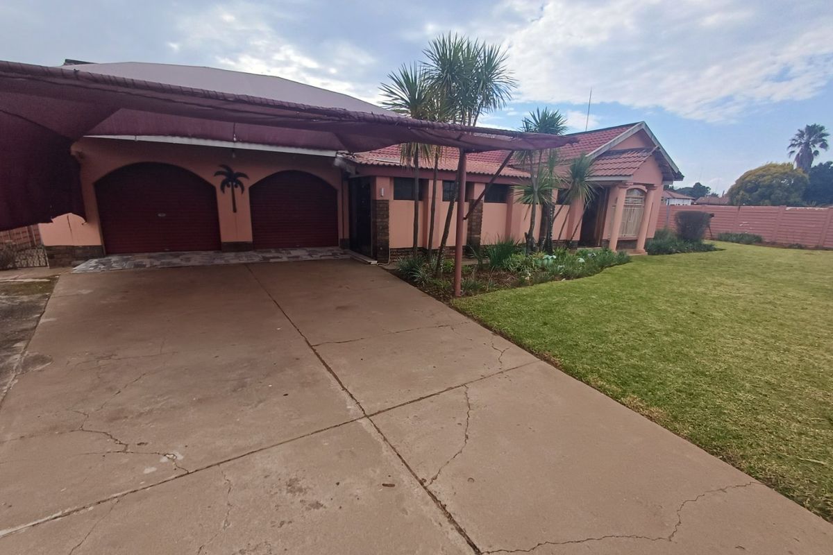 4 Bedroom House for Sale in Meiringspark - Photo 2
