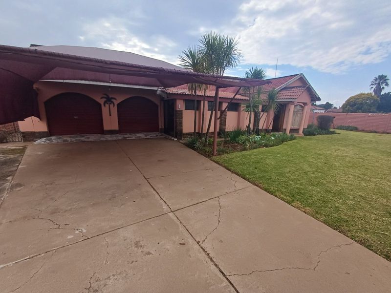 4 Bedroom House for Sale in Meiringspark - Photo 2