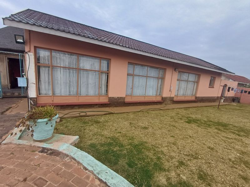 4 Bedroom House for Sale in Meiringspark - Photo 10