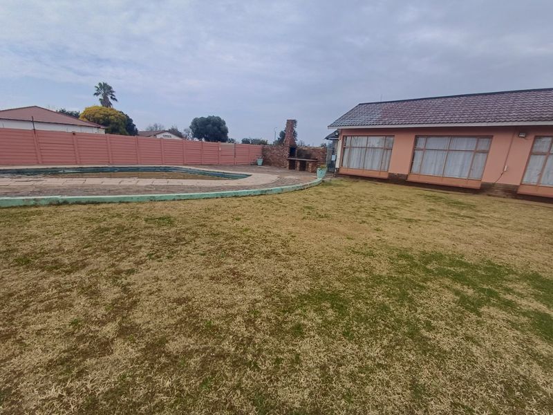 4 Bedroom House for Sale in Meiringspark - Photo 8