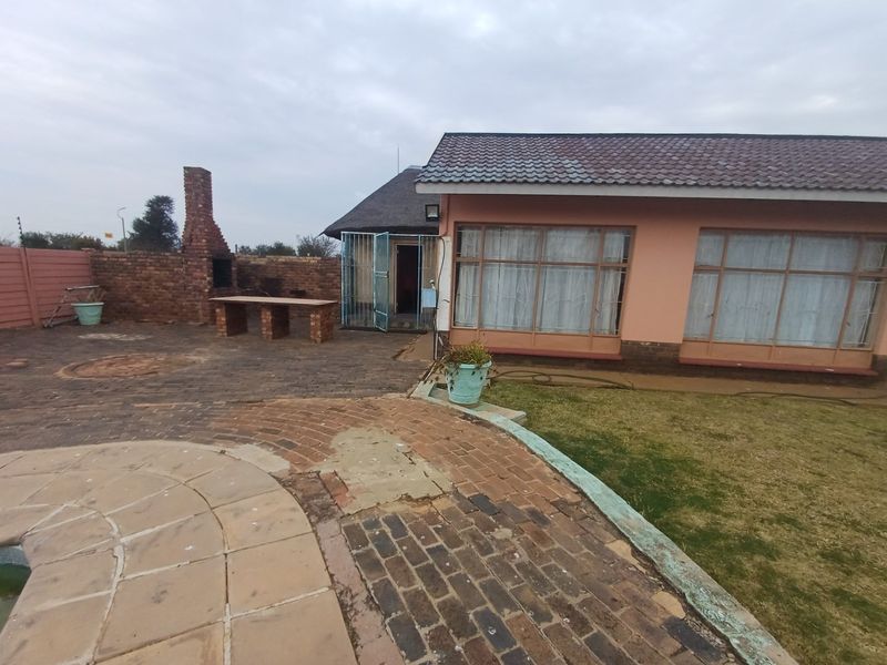 4 Bedroom House for Sale in Meiringspark - Photo 9