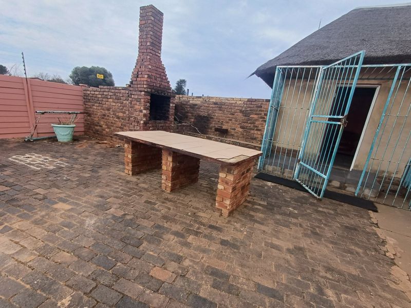4 Bedroom House for Sale in Meiringspark - Photo 7