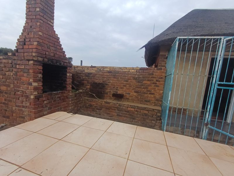 4 Bedroom House for Sale in Meiringspark - Photo 6