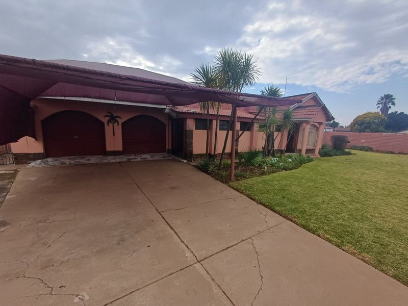 4 Bedroom House for Sale in Meiringspark - Photo 1