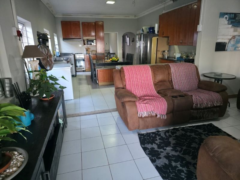 Coastal Living with Income Potential – 3 Bedroom Home with Sea Views in Uvongo - Photo 8