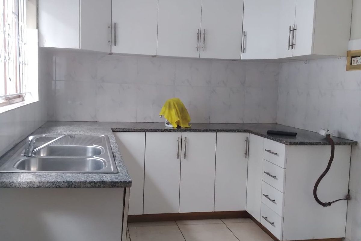 Spacious 4 Bed, 2 Bath Family Home in Westville (Shared Property) - Photo 5