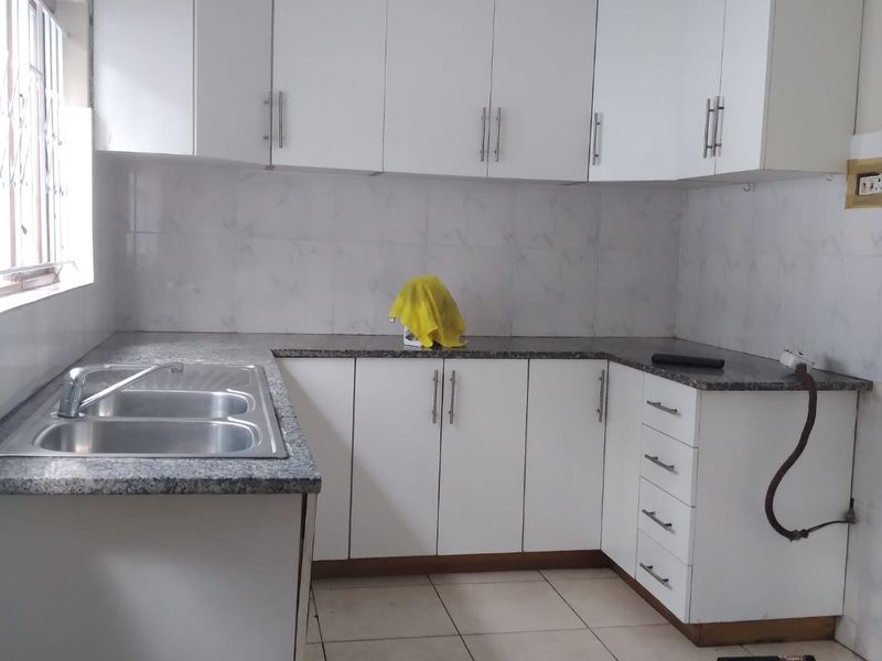 Spacious 4 Bed, 2 Bath Family Home in Westville (Shared Property) - Photo 5