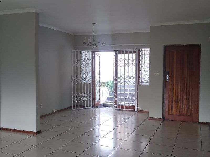 Spacious 4 Bed, 2 Bath Family Home in Westville (Shared Property) - Photo 10