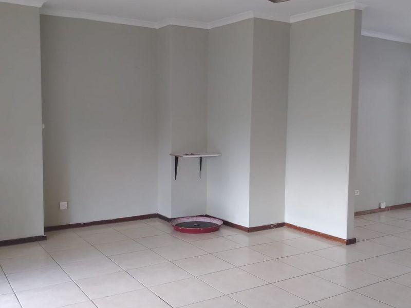 Spacious 4 Bed, 2 Bath Family Home in Westville (Shared Property) - Photo 7
