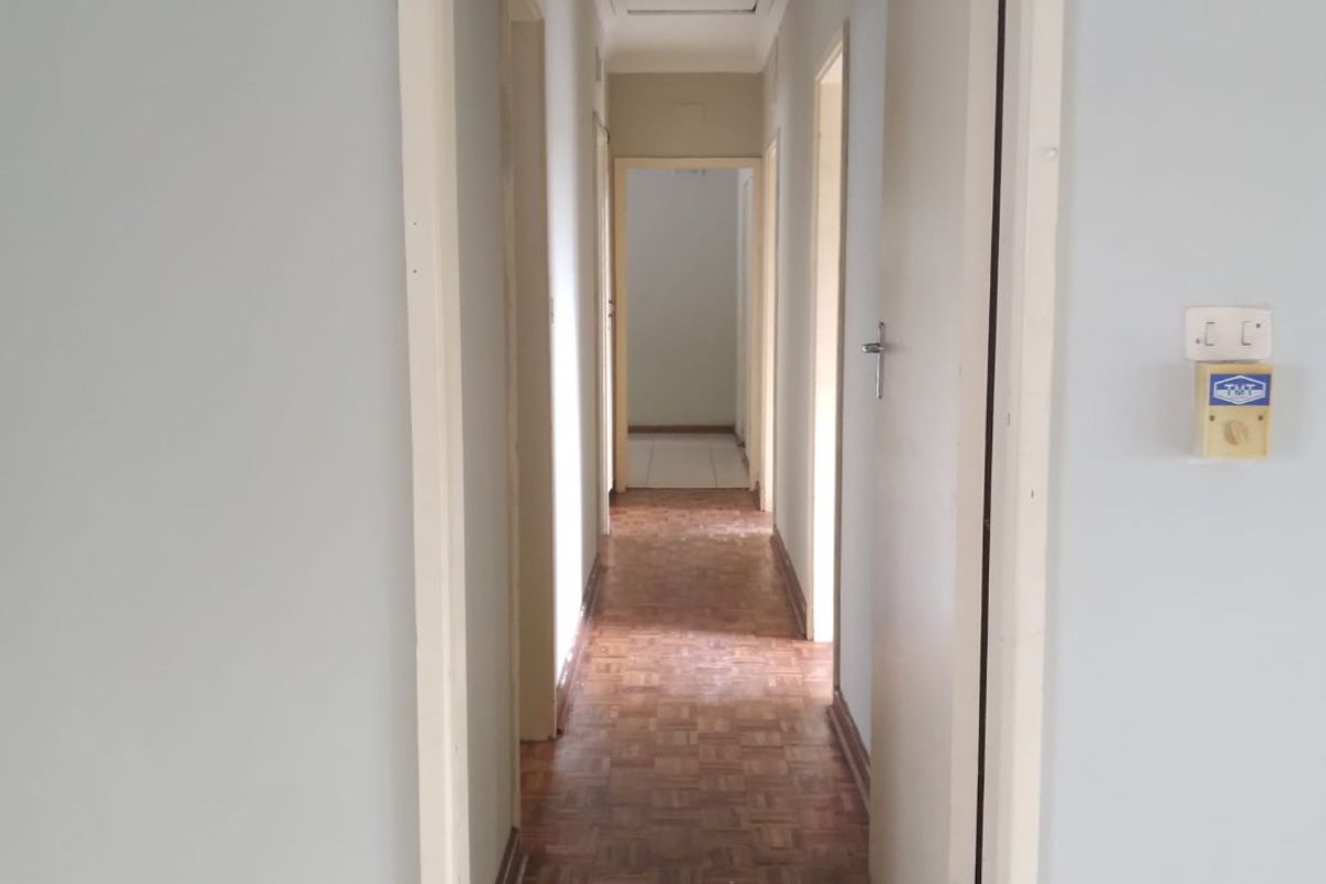 Spacious 4 Bed, 2 Bath Family Home in Westville (Shared Property) - Photo 4