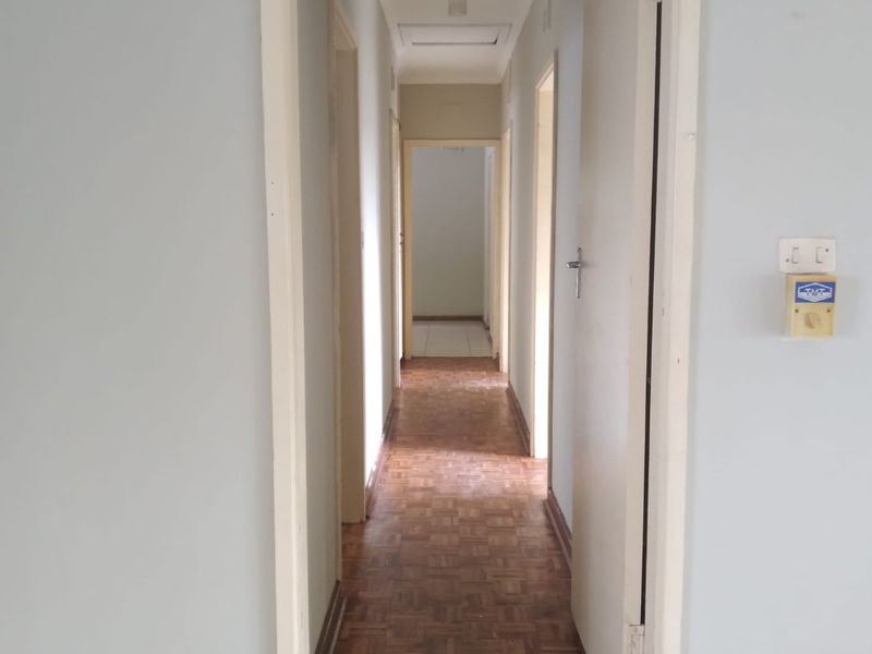 Spacious 4 Bed, 2 Bath Family Home in Westville (Shared Property) - Photo 4